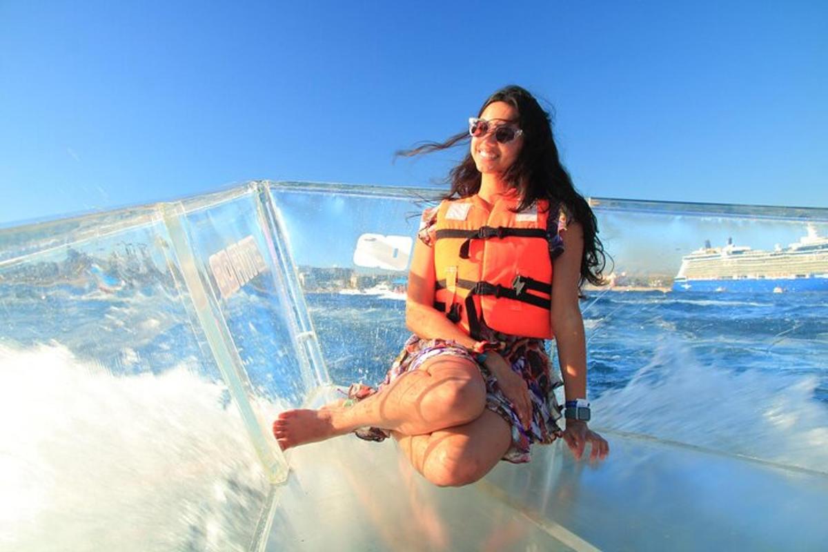 una donna con un giubbotto di salvataggio su una barca in acqua