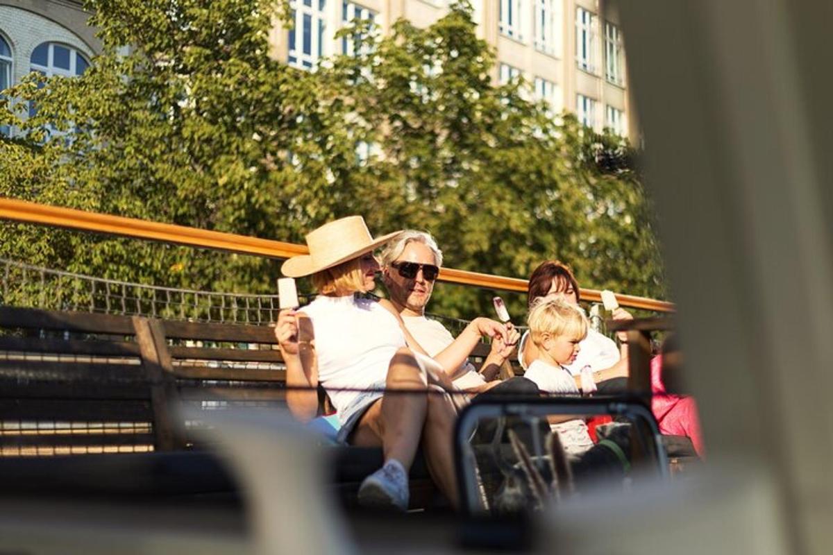 eine Gruppe von Menschen sitzt auf einer Bank