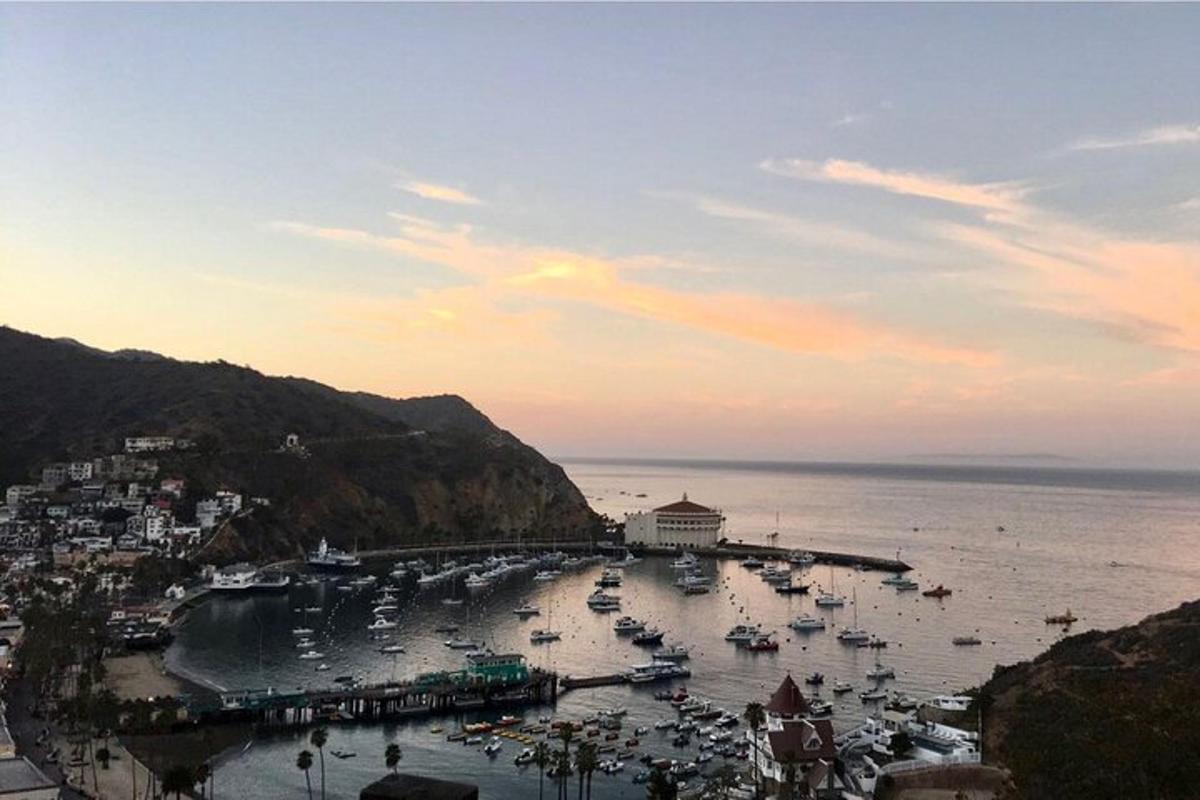 um porto com barcos na água ao pôr do sol