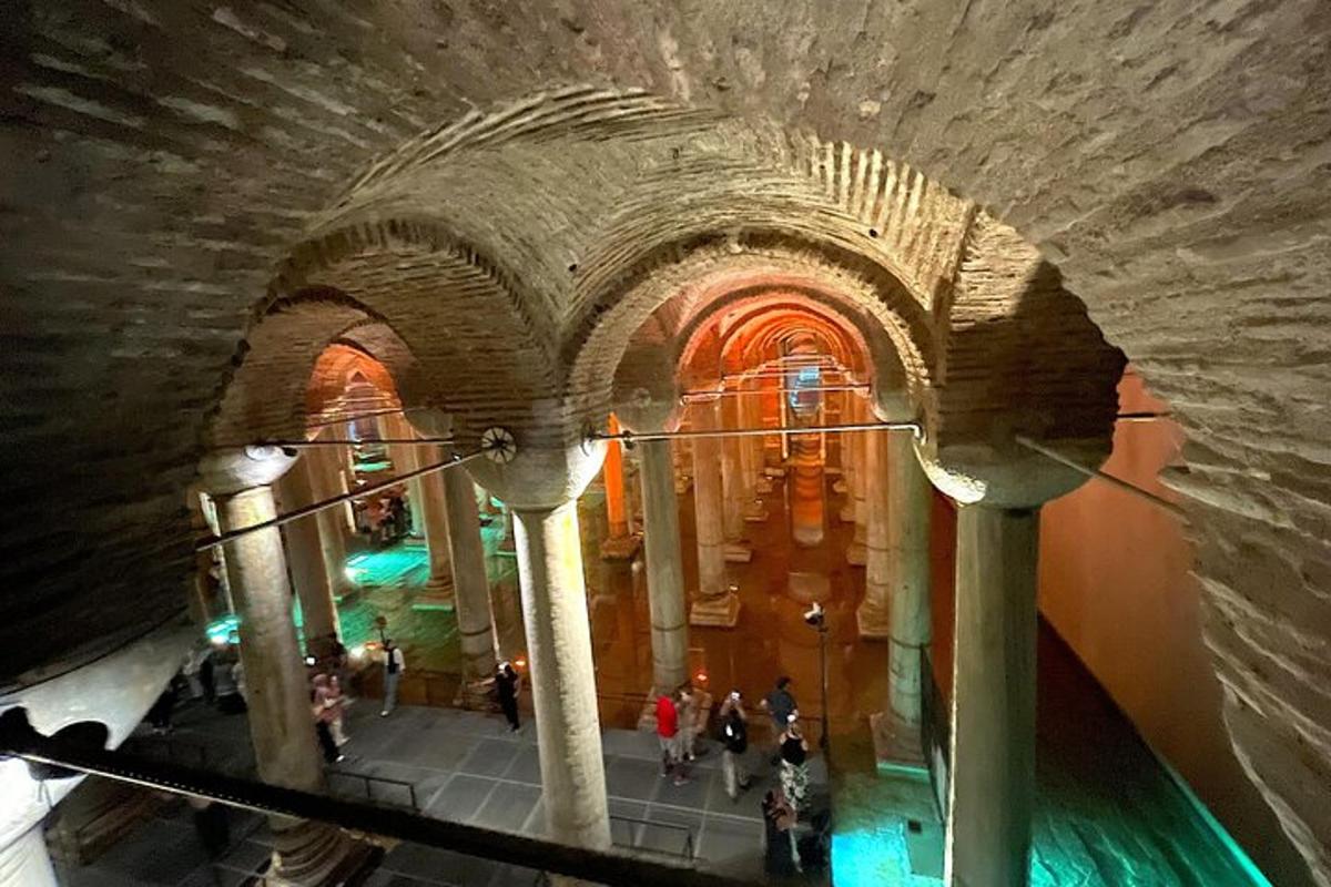 isang overhead view ng isang tunnel sa isang museo