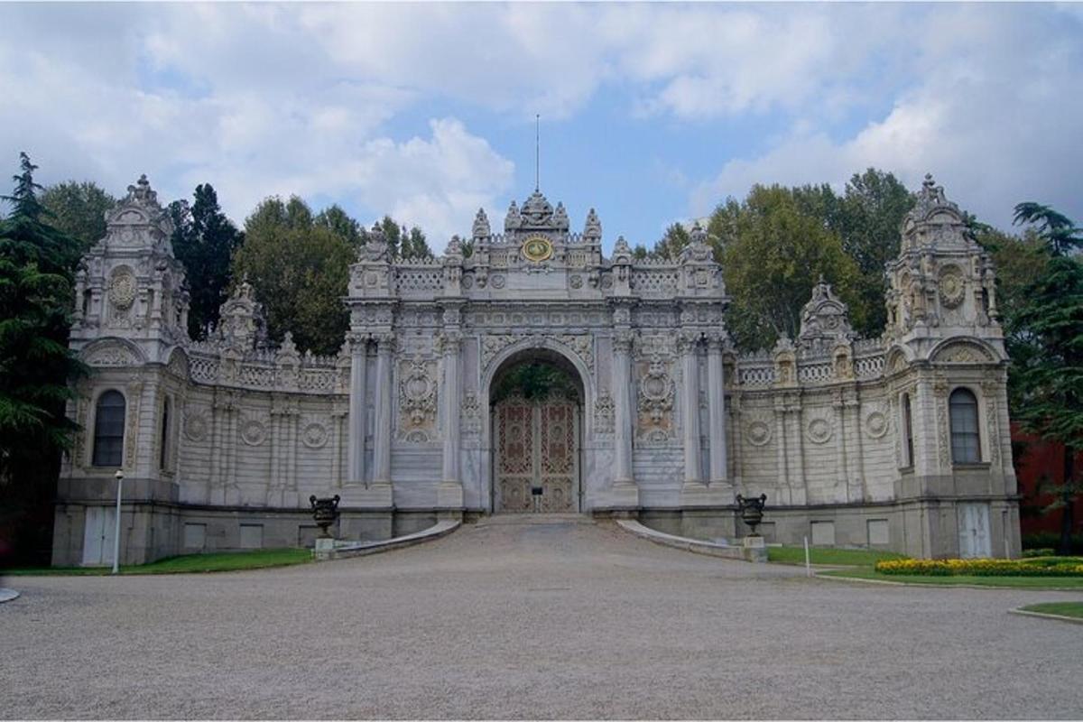 Un gran edificio blanco con una gran puerta.