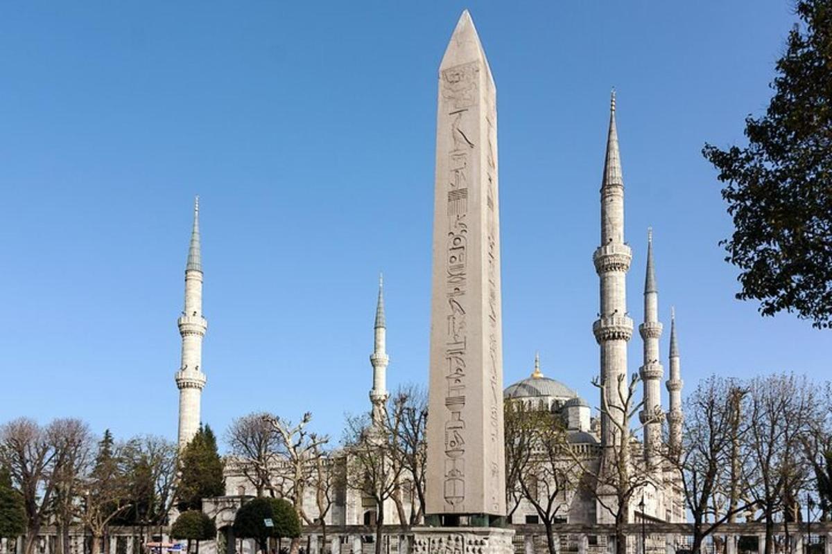 ένα ψηλό μνημείο μπροστά από ένα μπλε τζαμί