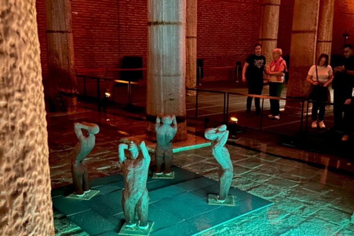 isang grupo ng mga estatwa ng pusa na nakadisplay sa isang gusali