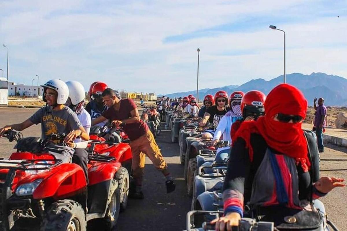 μια ομάδα ανθρώπων που οδηγούν μοτοσικλέτες σε έναν δρόμο