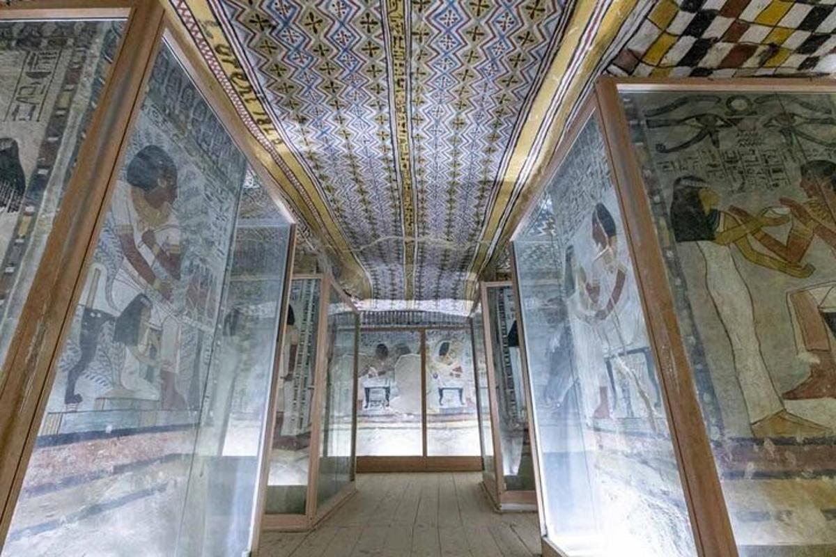 lorong di muzium dengan lukisan di dinding