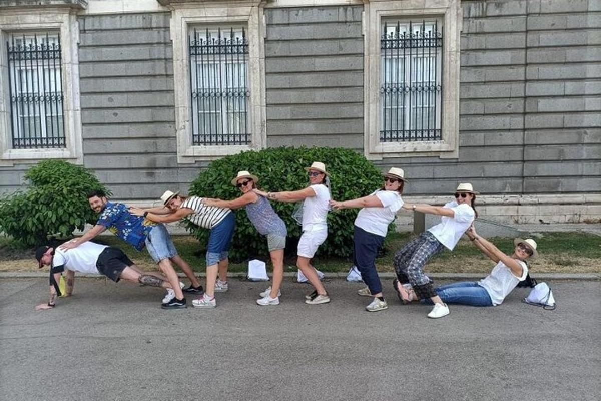 un gruppo di persone in posa davanti a un edificio
