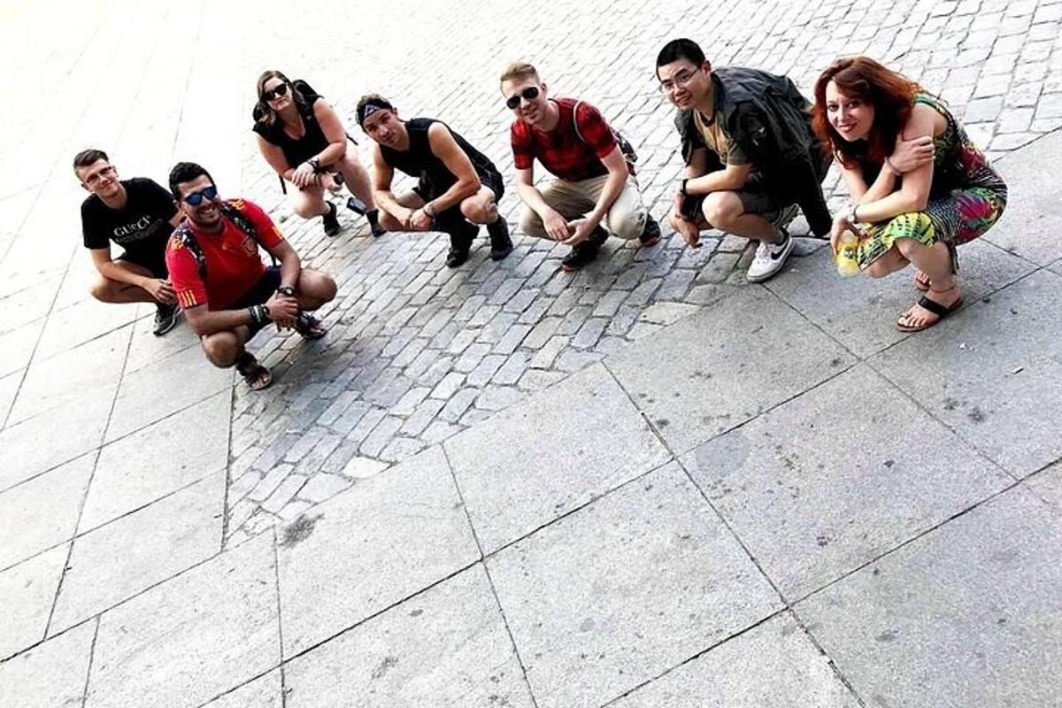 un gruppo di persone sedute a terra