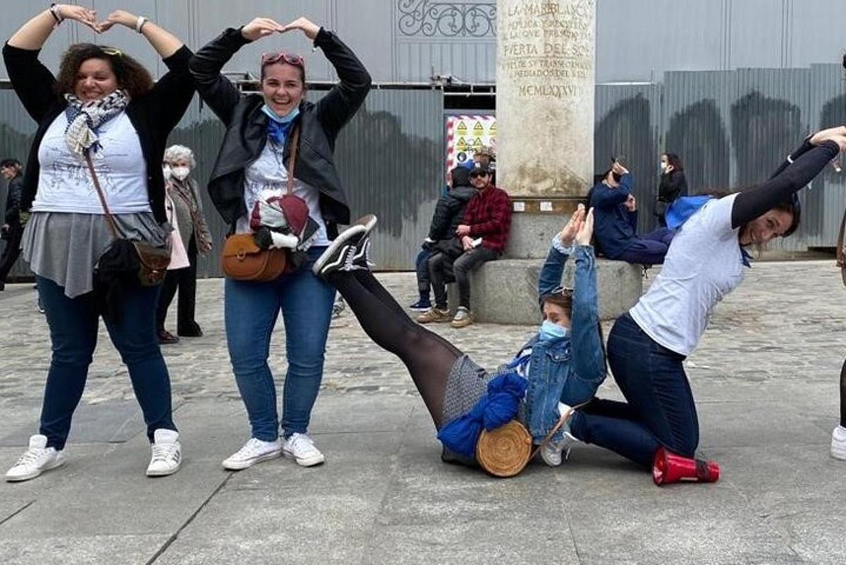 un gruppo di donne posa per una foto