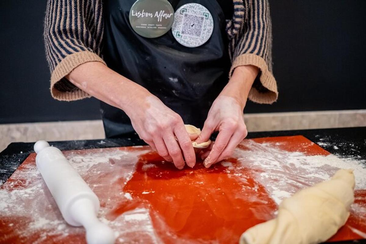 inimene köögis letil toitu valmistamas