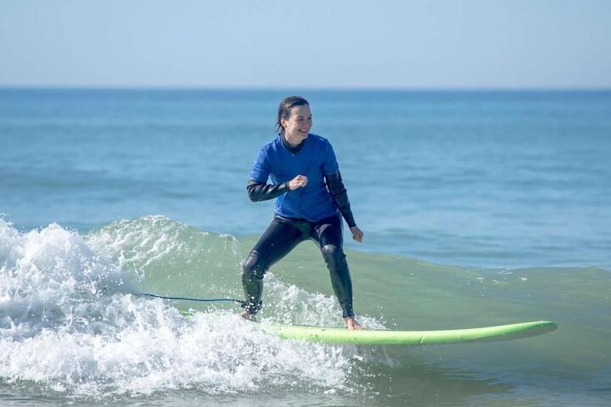 una donna che cavalca un'onda su una tavola da surf nell'oceano