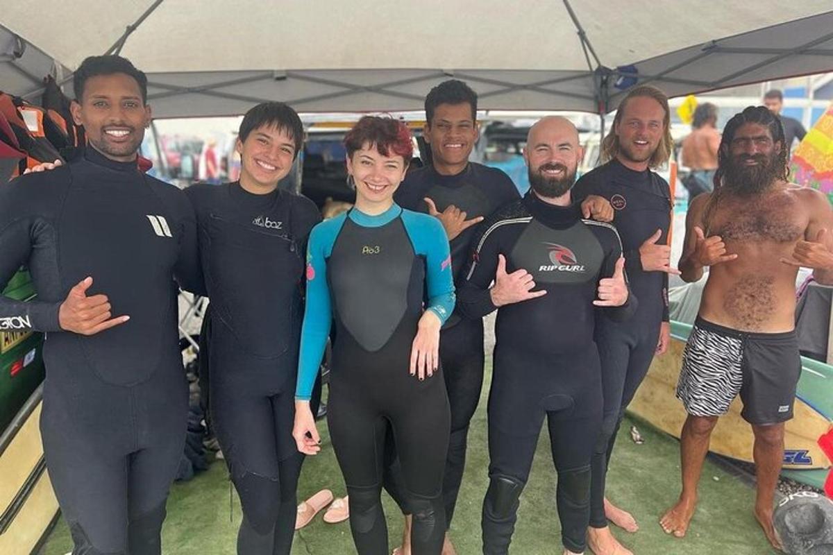 un gruppo di uomini in muta che posano per una foto
