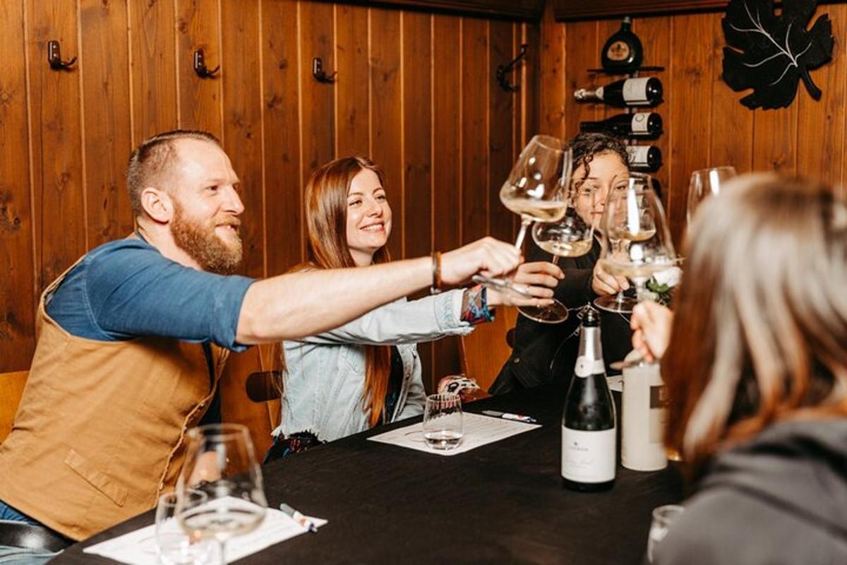 Un grupo de personas sentadas alrededor de una mesa con copas de vino.