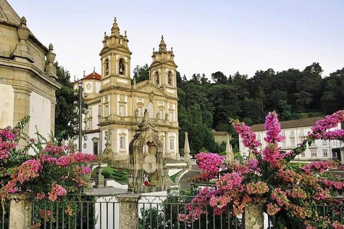 um prédio antigo com flores rosas na frente