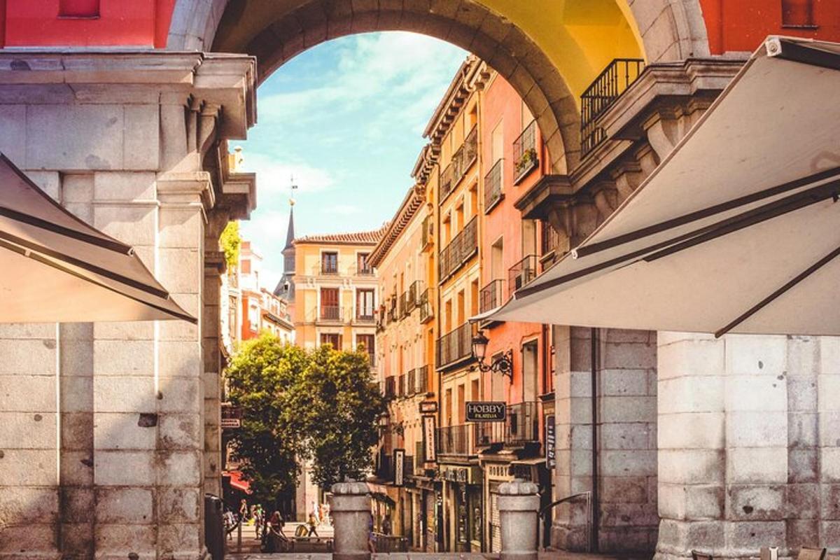 um arco sobre uma rua em uma cidade com edifícios