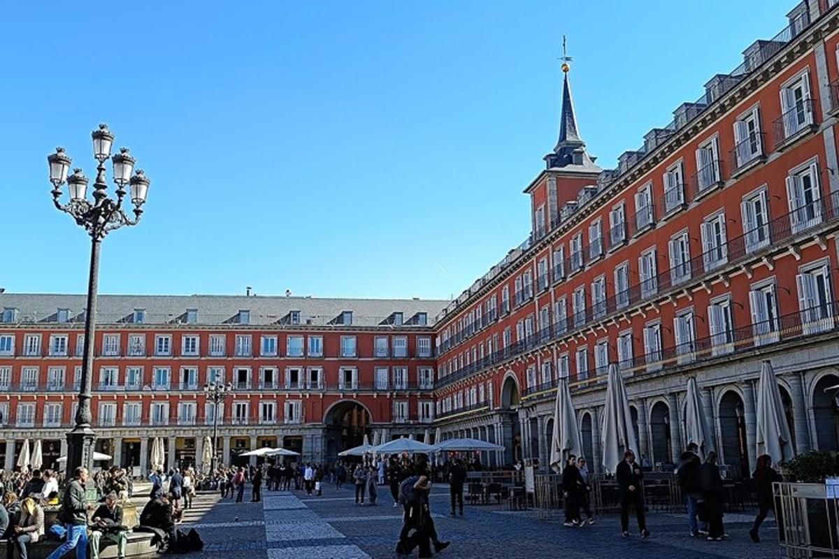 um grande edifício com pessoas caminhando na frente dele