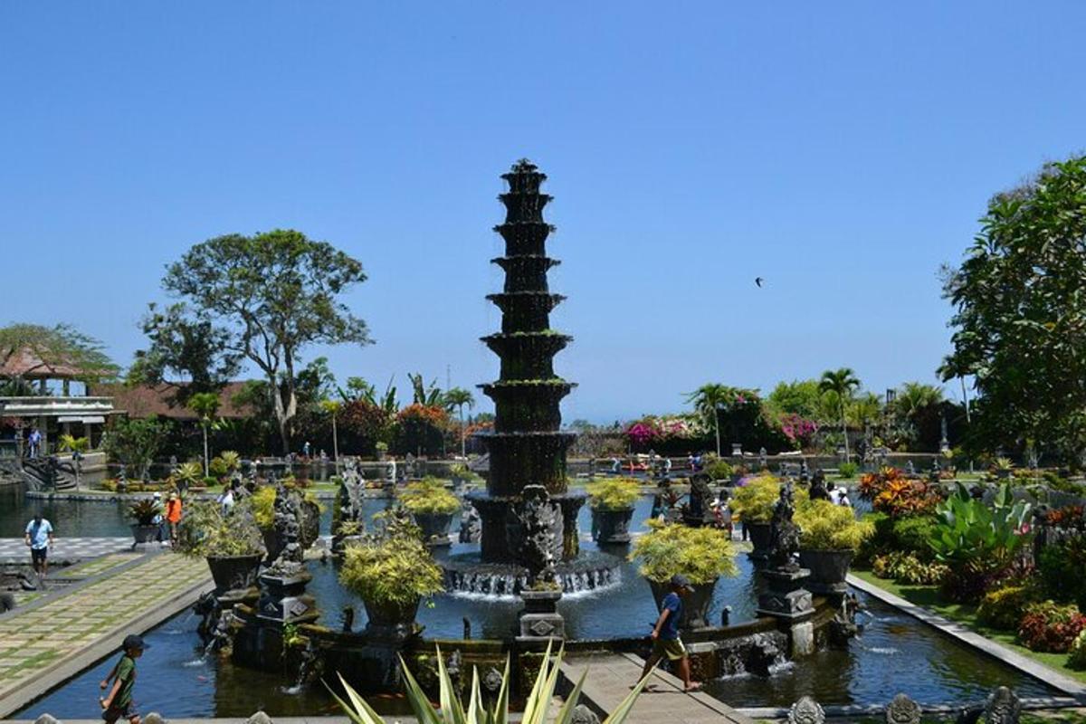 isang fountain sa isang parke na may mga taong naglalakad sa paligid nito