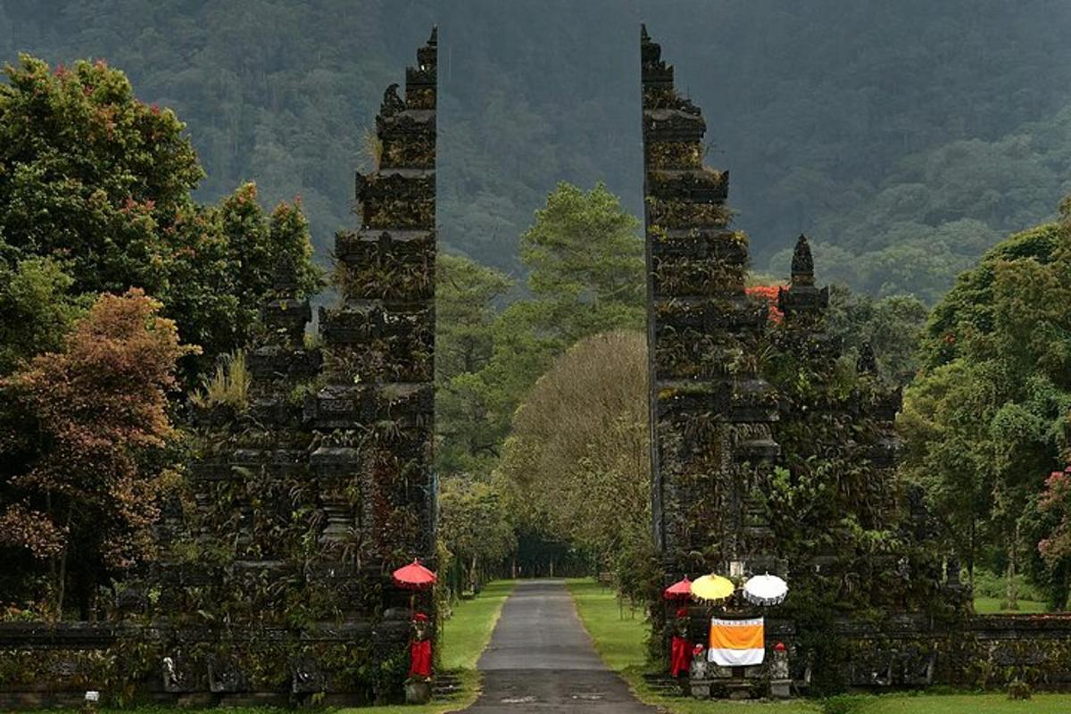 duas colunas com guarda-chuvas em um caminho em um parque