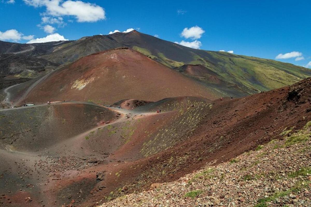 mullaküngas, mille taustal on mägi