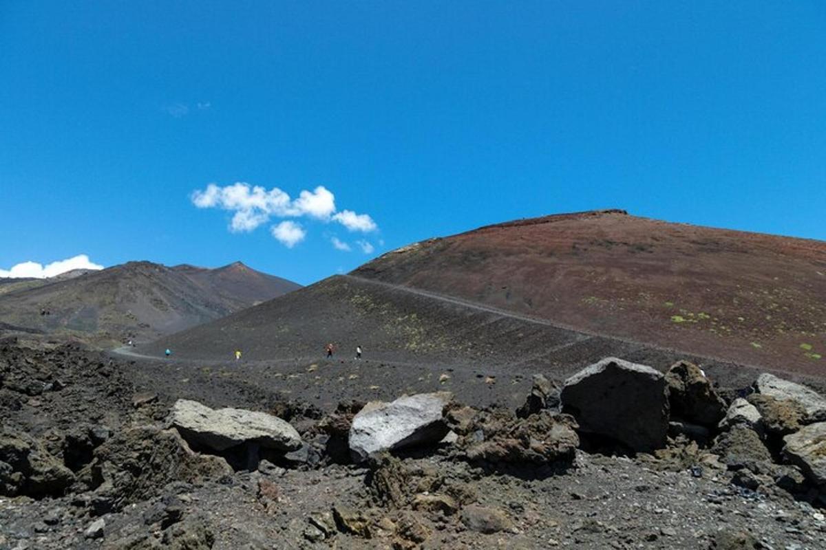un grupo de personas caminando por una montaña