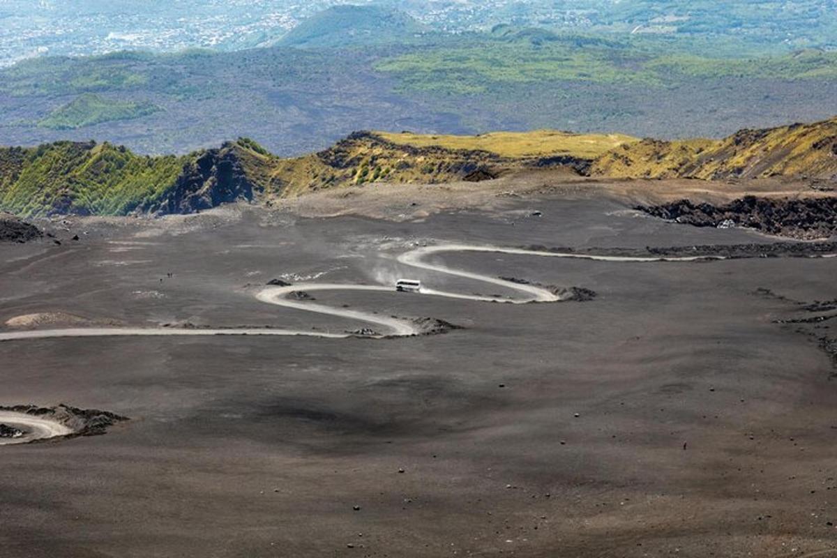Una vista aérea de un río sinuoso en un desierto.