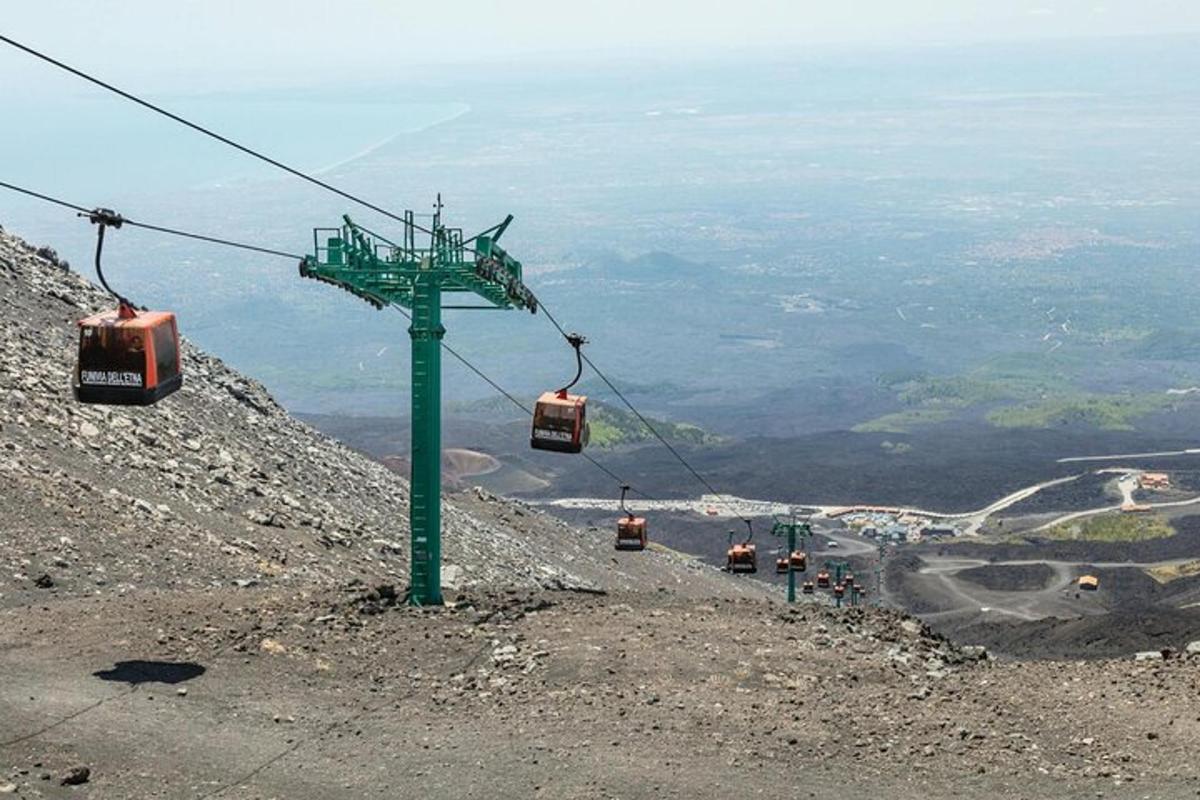 un teleférico en la ladera de una montaña