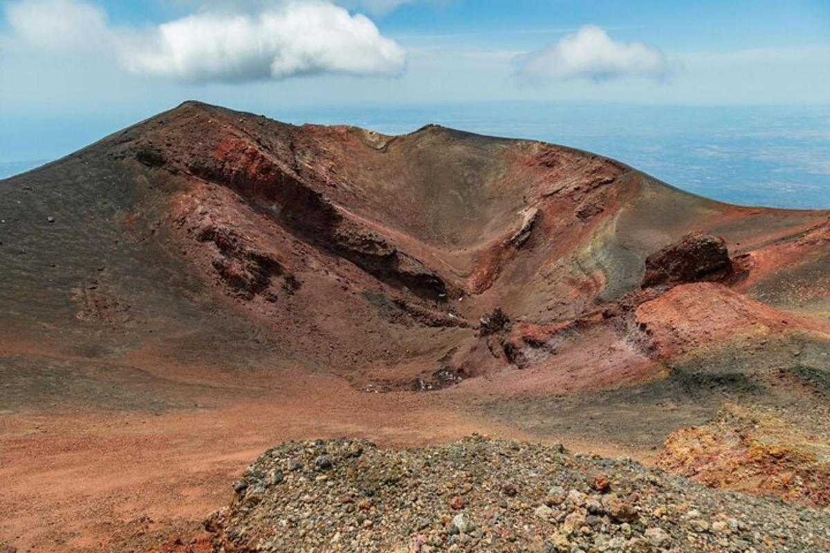 una montaña en la cima de una colina