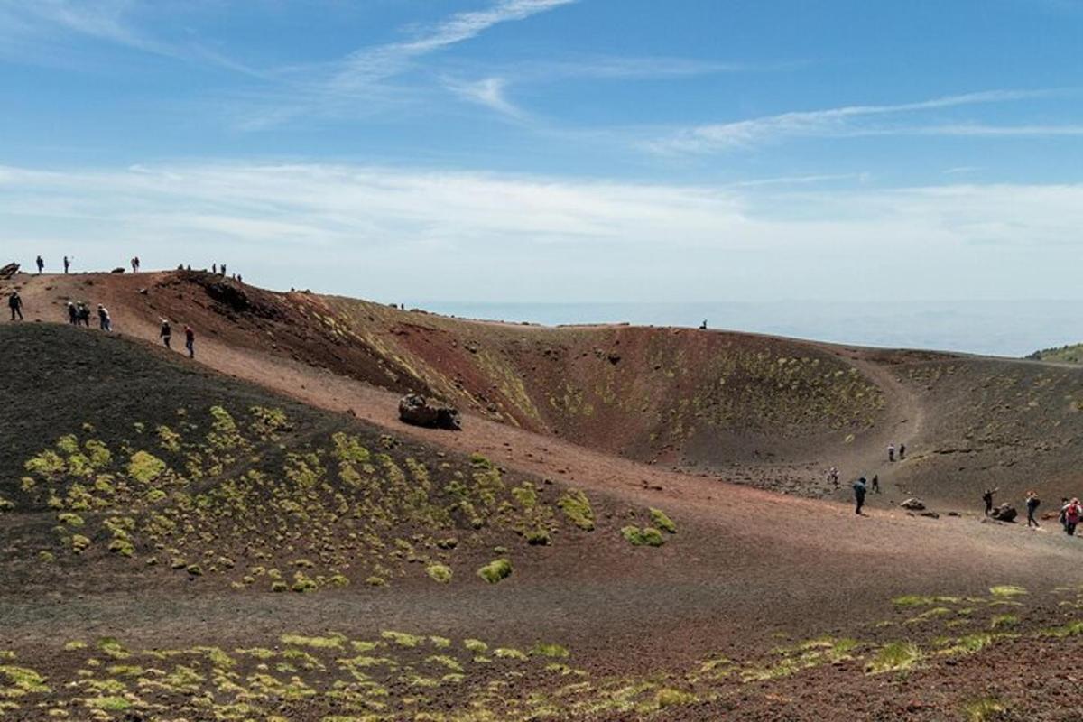 Un grupo de personas caminando por una colina de tierra