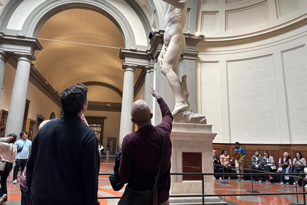 divi vīrieši muzejā skatās uz statuju