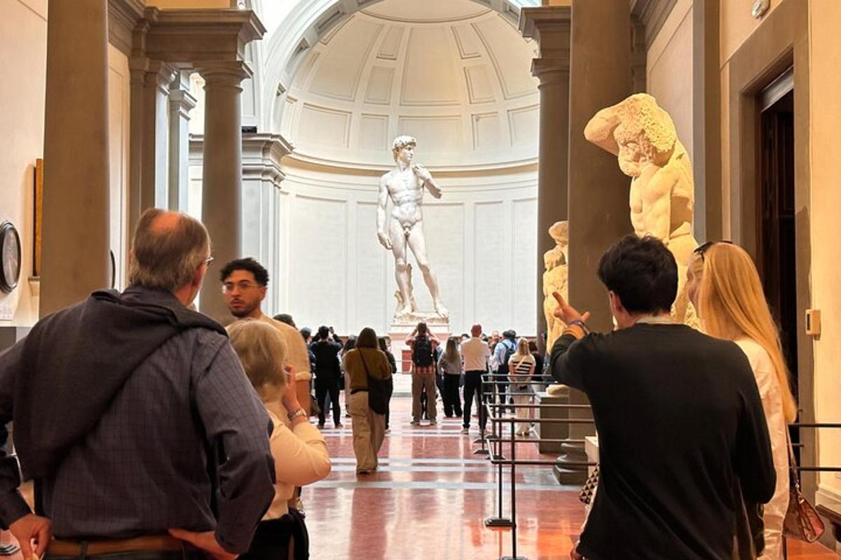 isang grupo ng mga tao na tumitingin sa isang rebulto sa isang museo