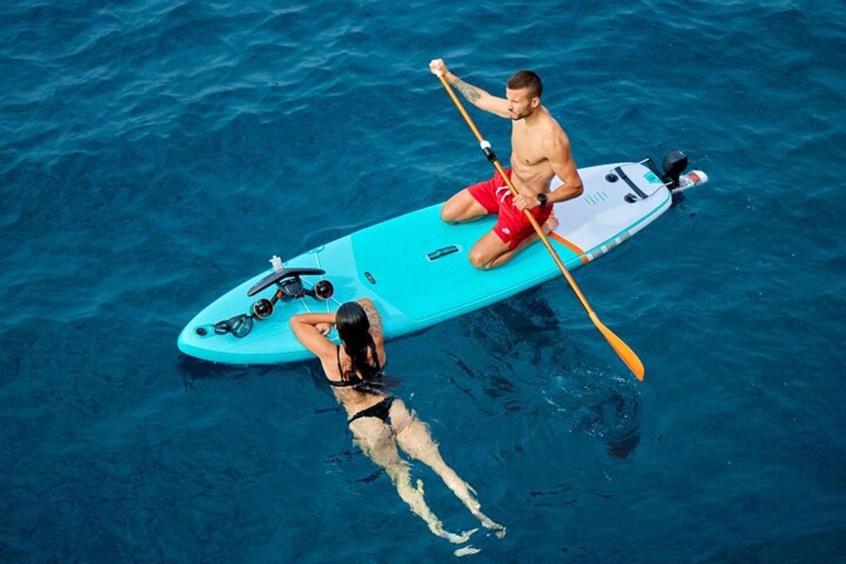 muž a žena na paddleboardu ve vodě
