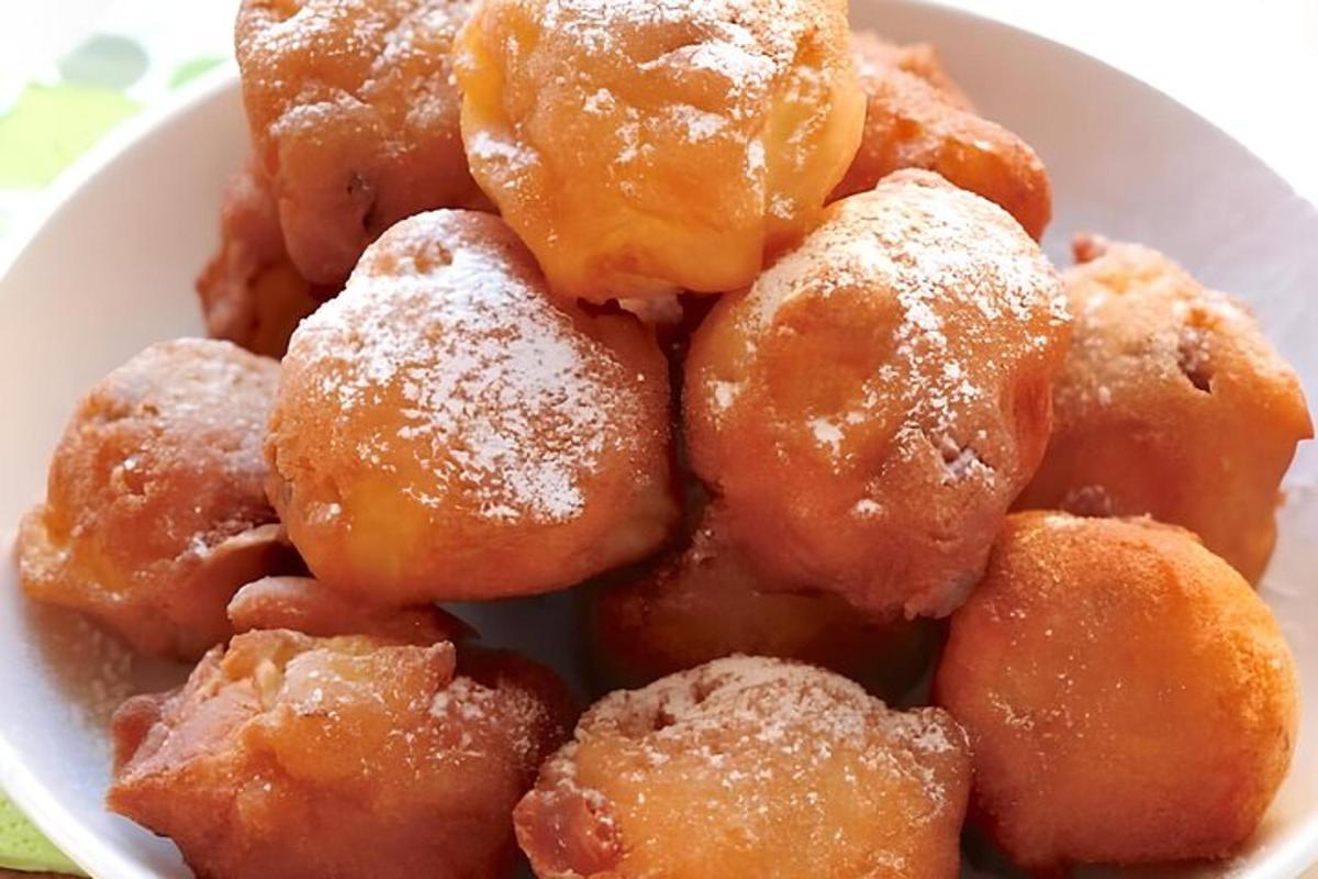 eine weiße Schüssel gefüllt mit zuckerüberzogenen Donuts