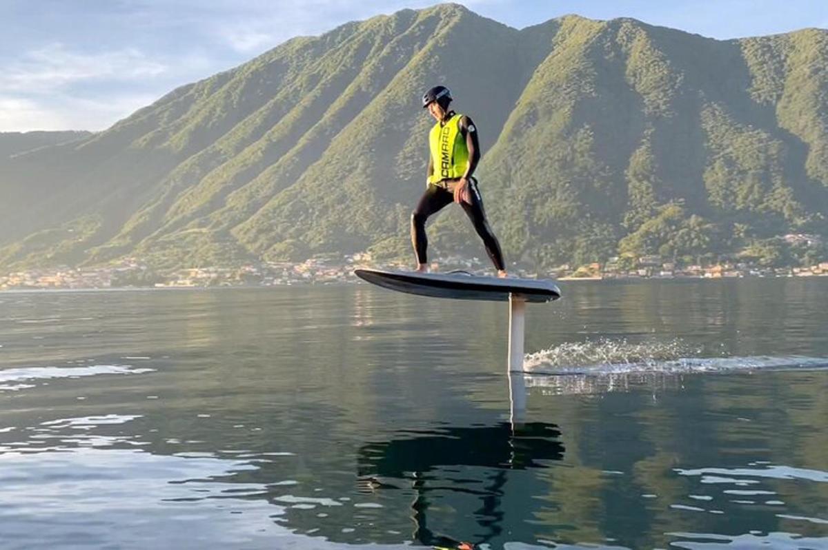 Un hombre de pie sobre una tabla de remo en el agua