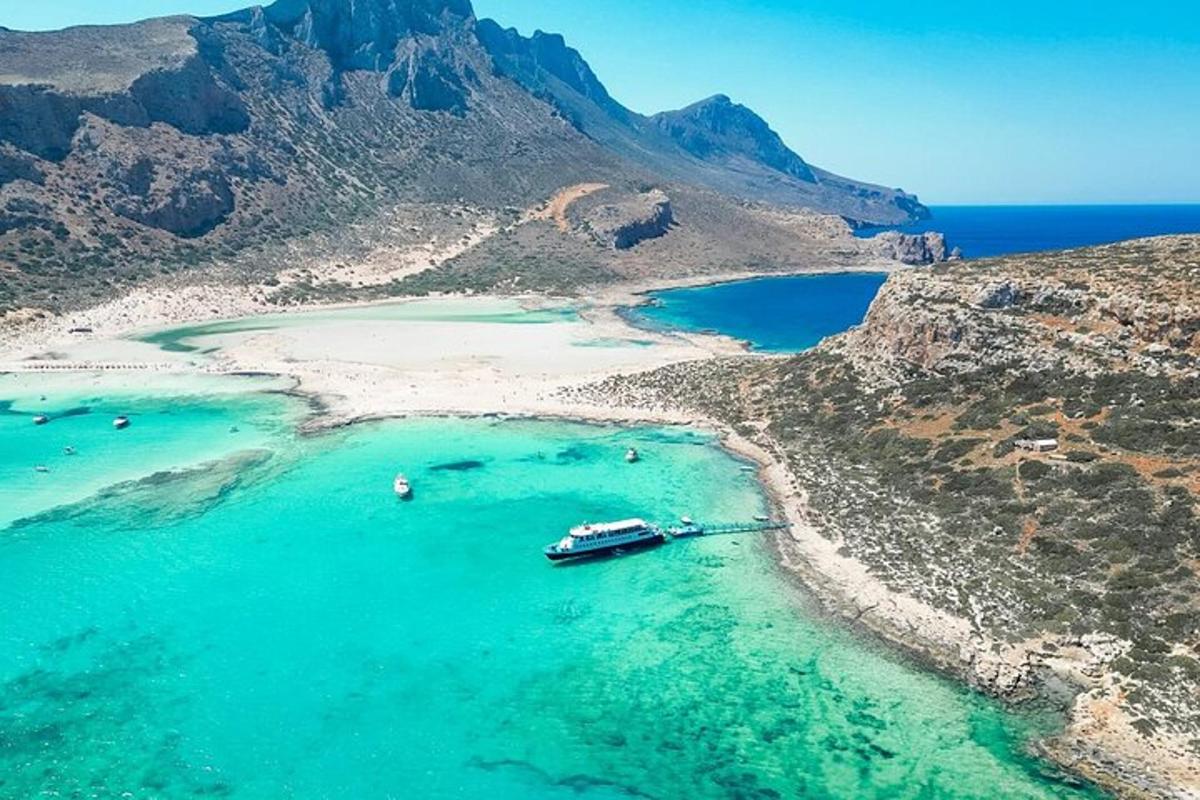 bot di dalam air di sebelah pantai