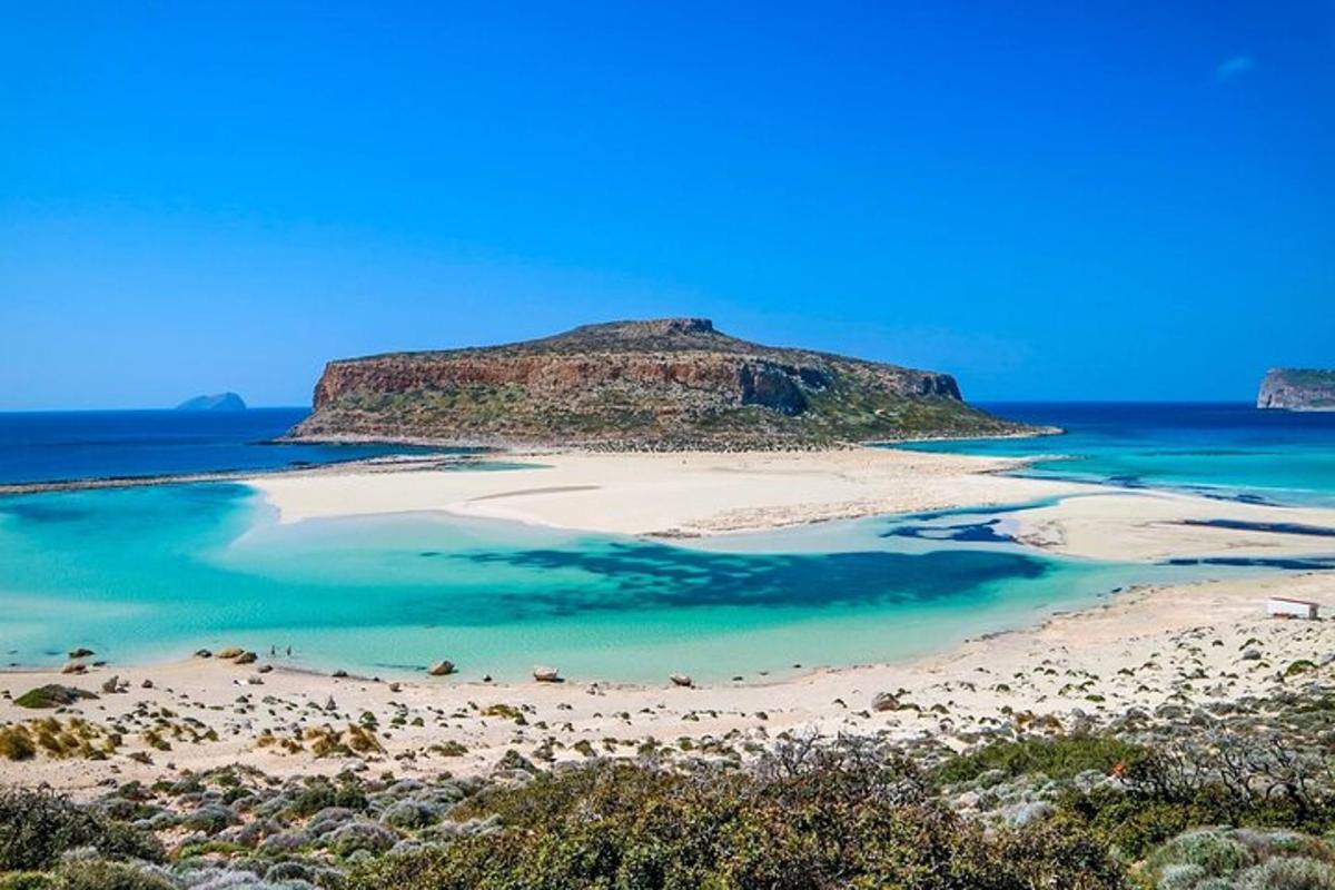 sebuah pulau di lautan dengan pantai berpasir