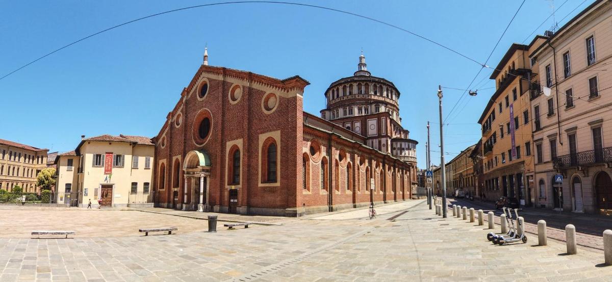 velká cihlová budova s kupolovitou věží na ulici