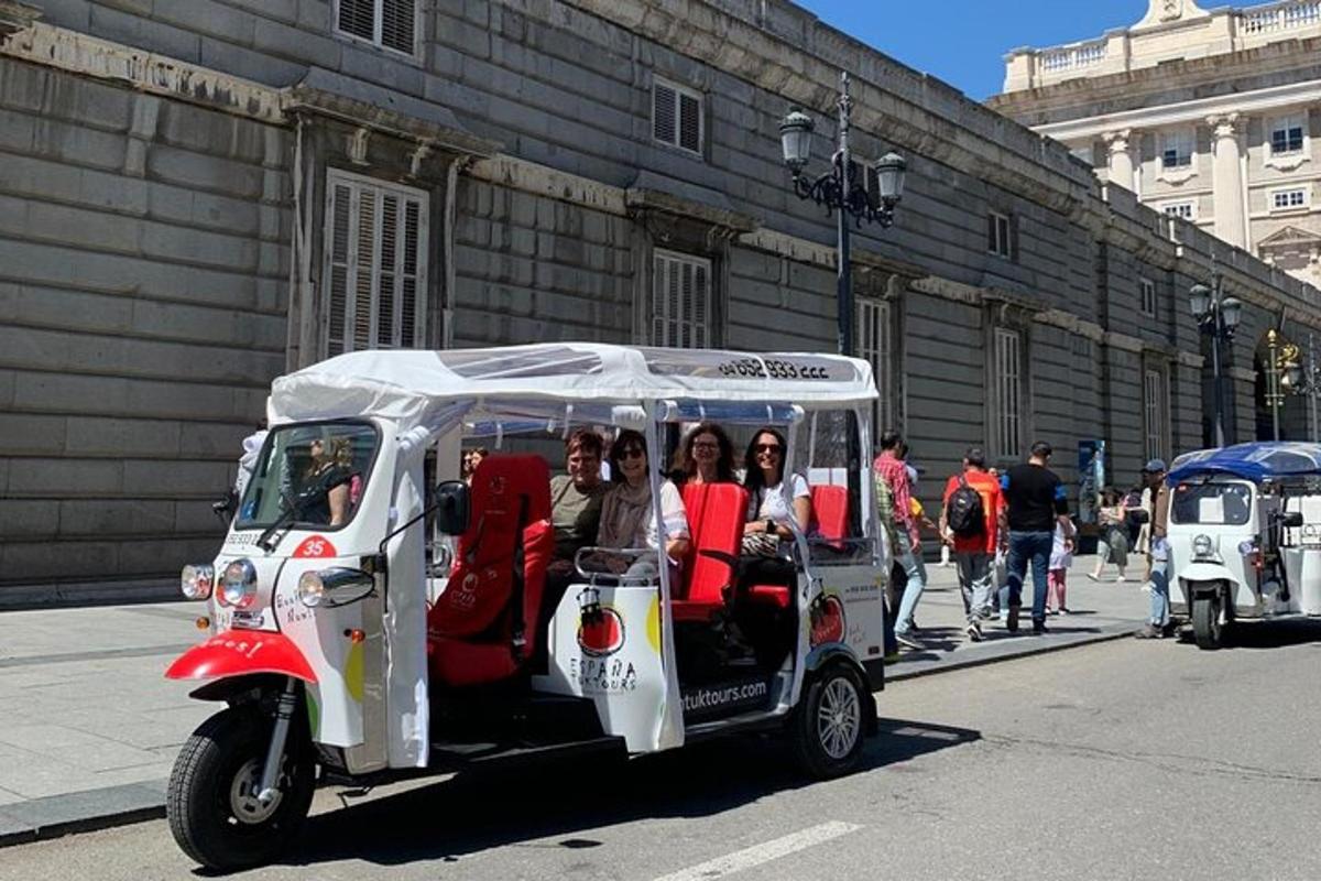 un grup de persones que viatgen en un carret de golf