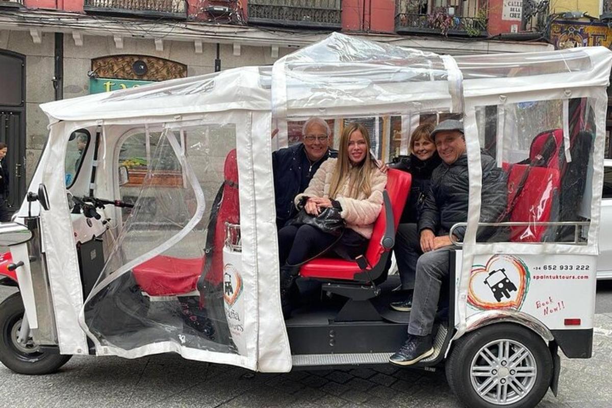 un grup de persones que viatgen en un carret de golf