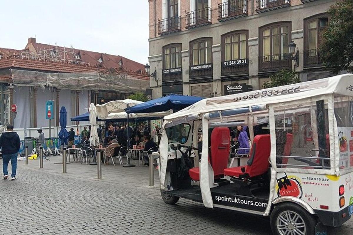 voziček s hrano, parkiran na ulici v mestu