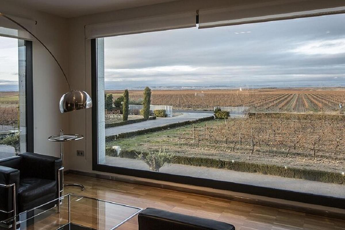 Una sala de estar con una gran ventana que da a un campo.