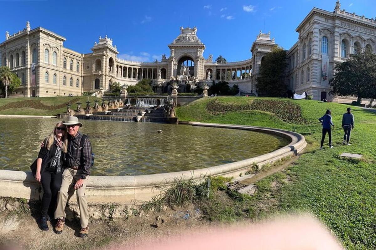 muž a žena stojící před velkou budovou