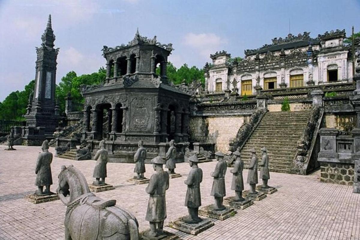 uma estátua de pessoas em frente a um prédio