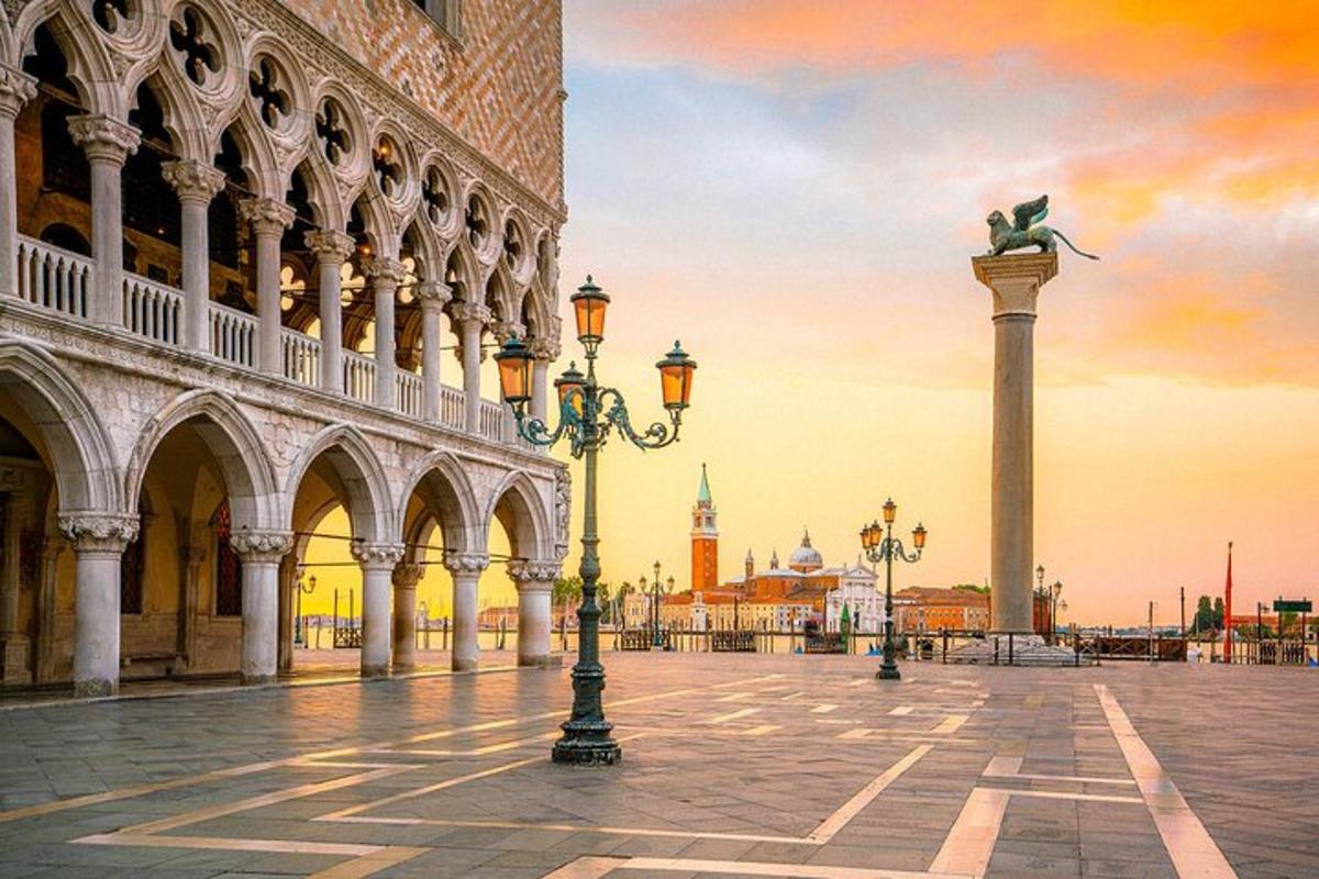 un edificio con una statua su una colonna in una piazza