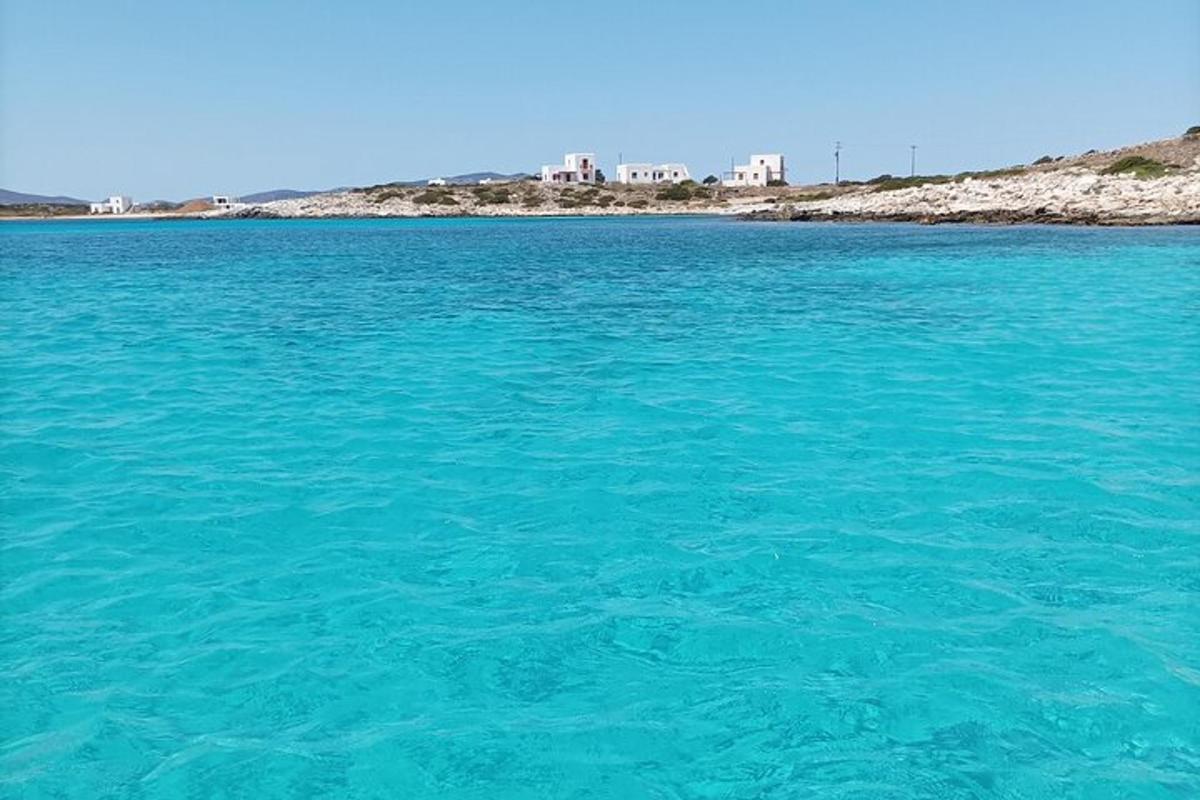Una gran masa de agua azul con una isla al fondo.