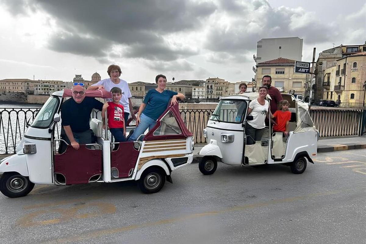 um grupo de pessoas andando em carros pequenos