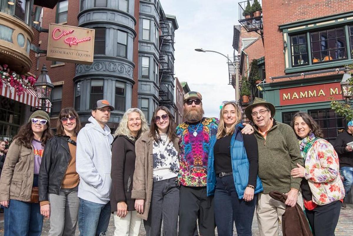 Un grupo de personas de pie en una calle de la ciudad.