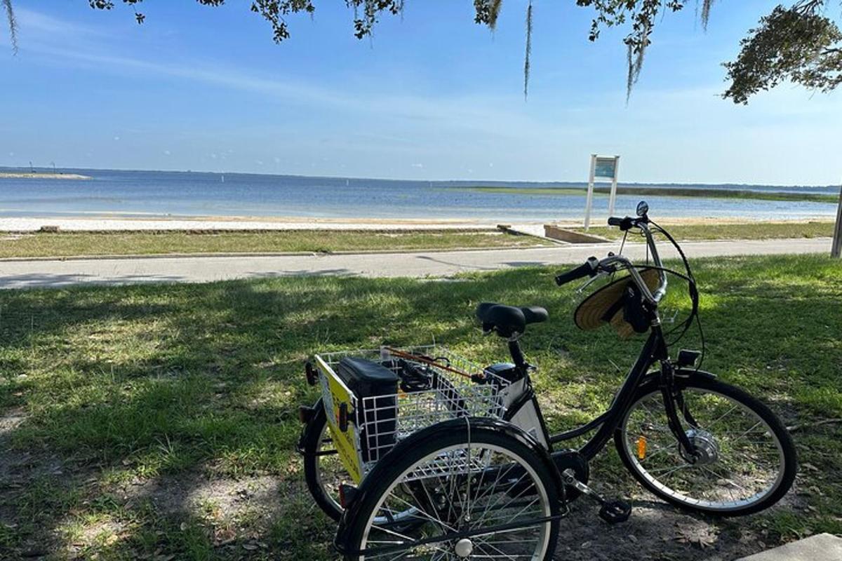 sebuah basikal diletakkan di atas rumput di sebelah pantai