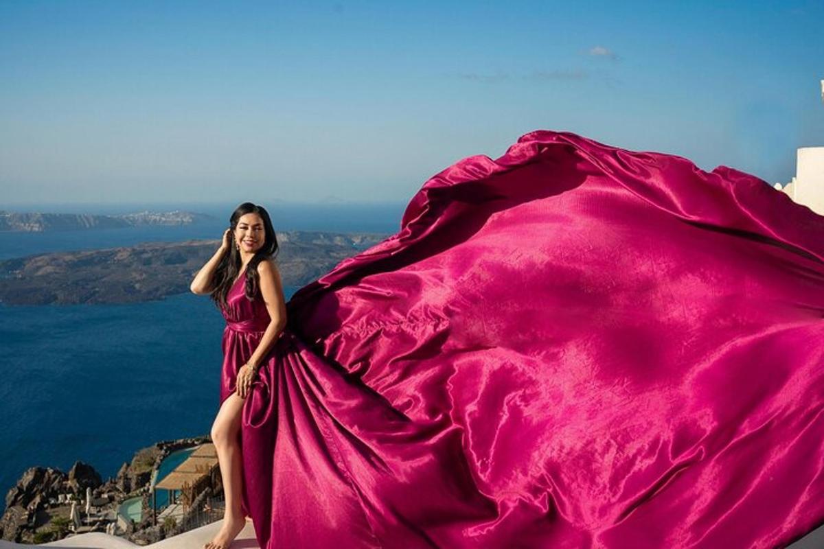 eine Frau in einem rosa Kleid sitzt auf einer Klippe