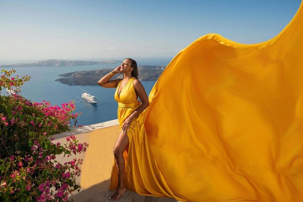 eine Frau in einem gelben Kleid, die mit einem Mobiltelefon telefoniert