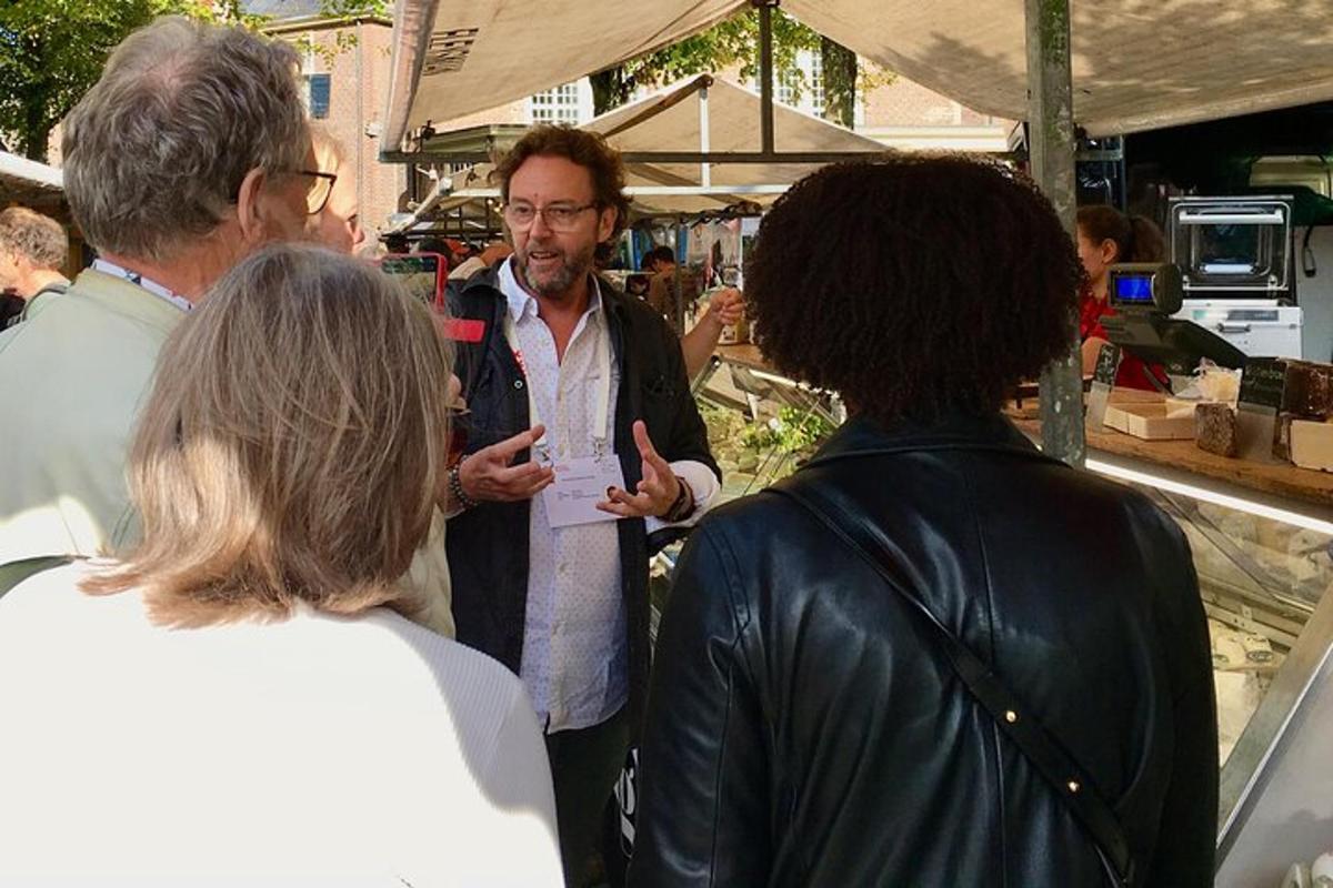 un grup de persones dempeus en un mercat