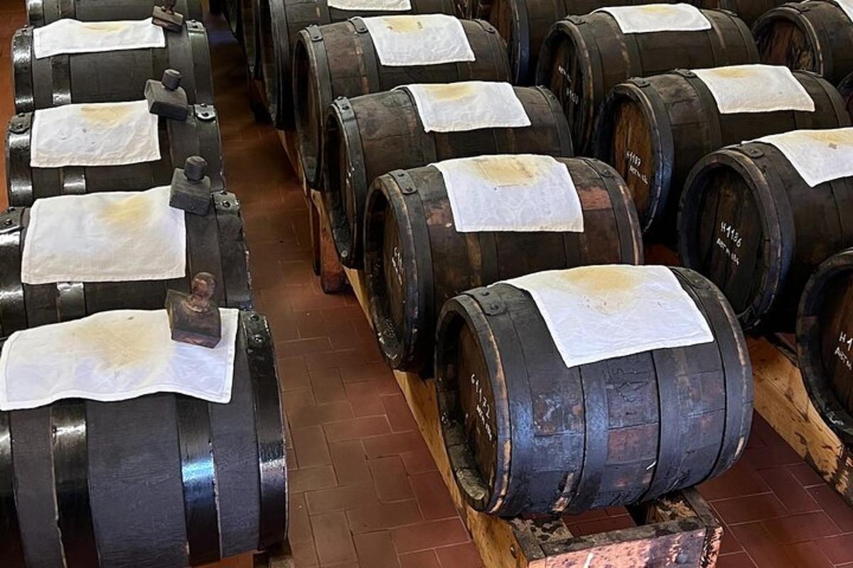 ένα σωρό βαρέλια κρασιού παραταγμένα σε ένα δωμάτιο